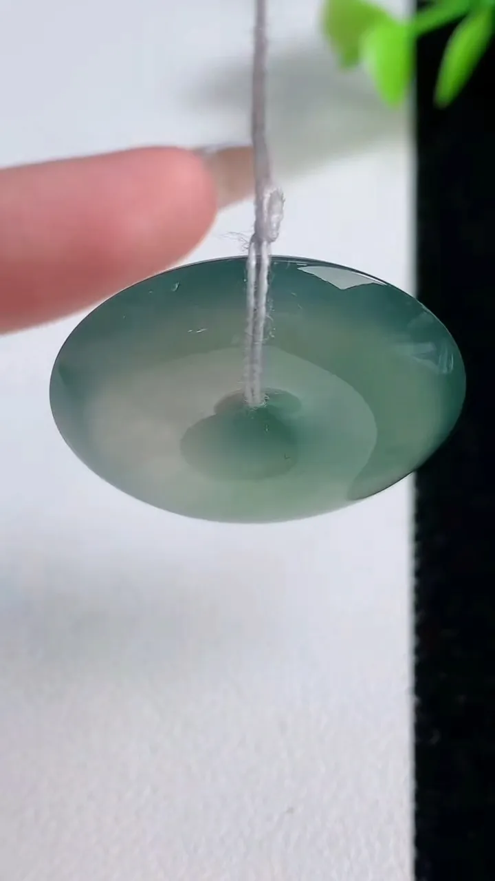 天然A货翡翠平安扣吊坠，尺寸27.8-6，重量:9.35g
12月10日