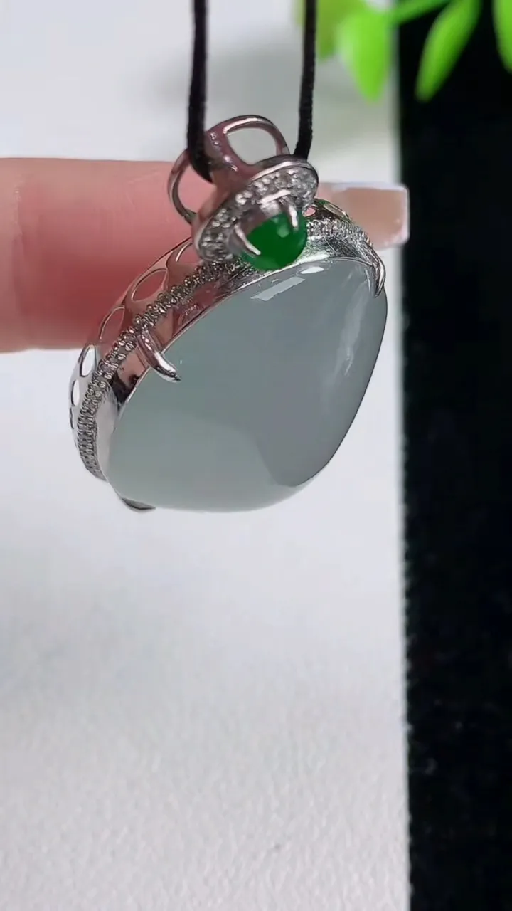 天然A货翡翠种白冰蛋面吊坠，尺寸37.5-22.8-12，裸石27.3-20.8重量:12.47g
12月10日