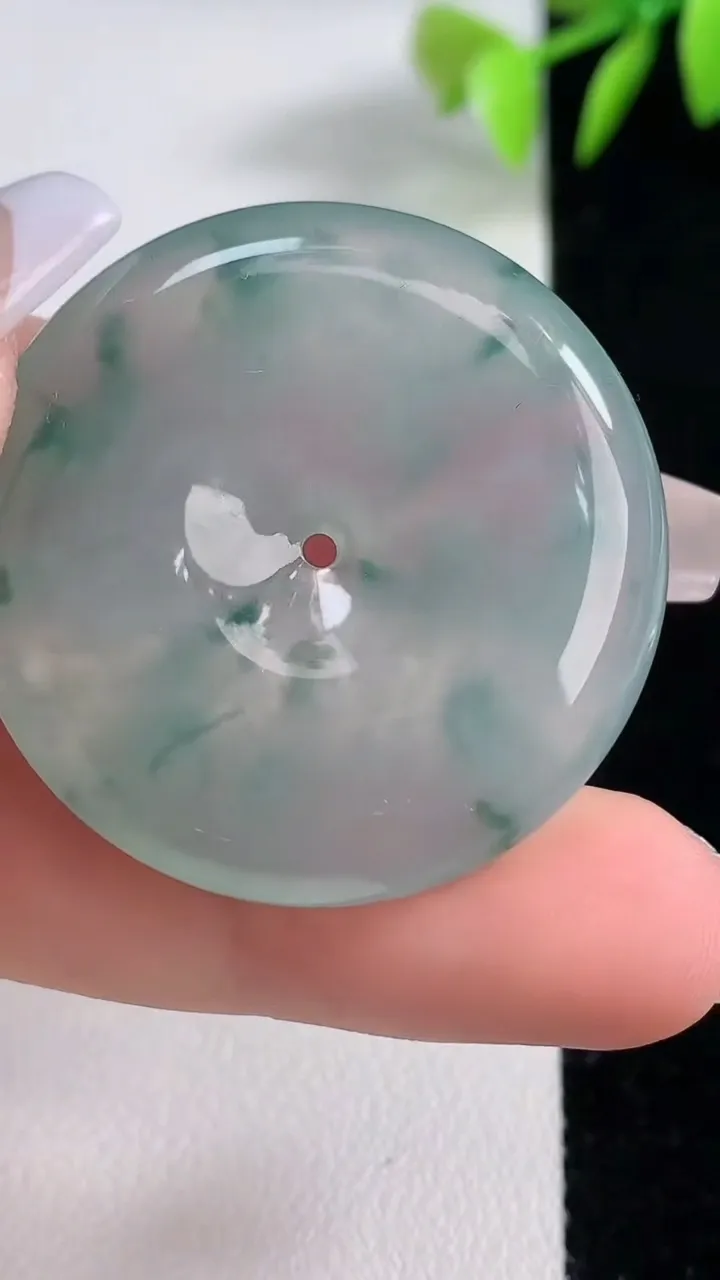 天然A货翡翠种飘花平安扣吊坠，尺寸34.7-6.3，重量:17.59g
12月10日