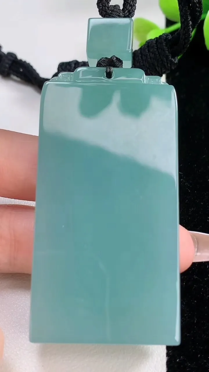 天然A货翡翠无事牌吊坠，尺寸61.2-31.2-8，重量:56.48g
12月10日
