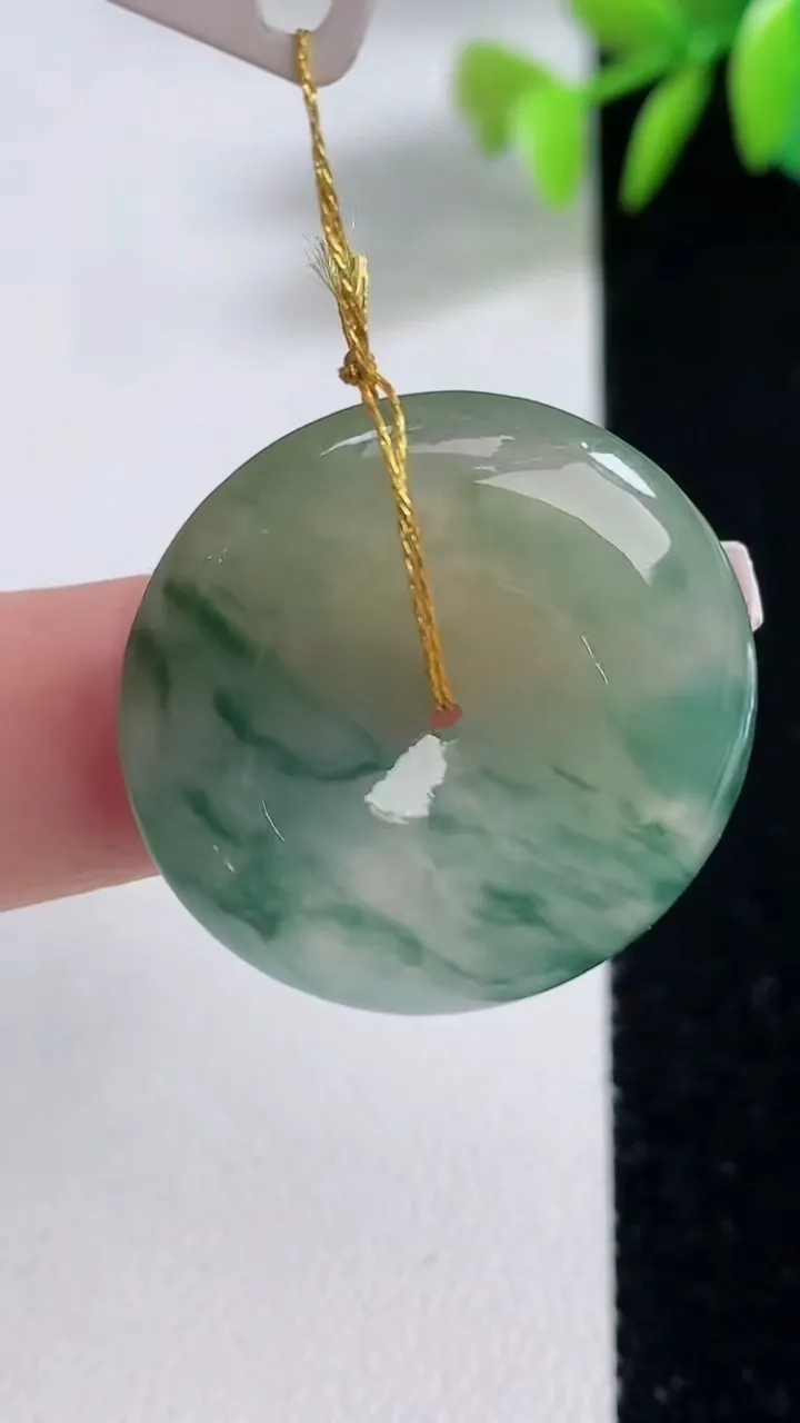 天然A货翡翠冰种飘花平安扣吊坠，尺寸26.8-5.2，重量:8.01g
12月10日