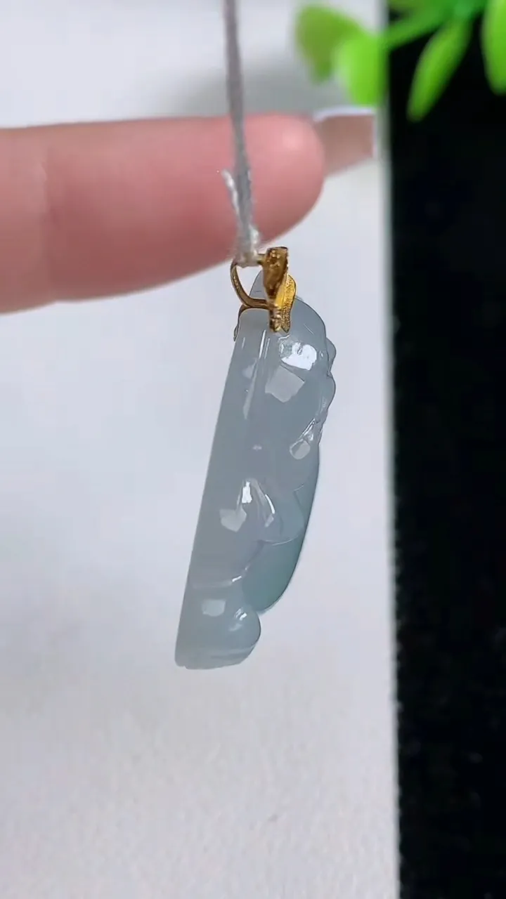 天然A货翡翠种飘花佛公吊坠，尺寸25.8-28.4-6.5，重量:8.21g
12月10日