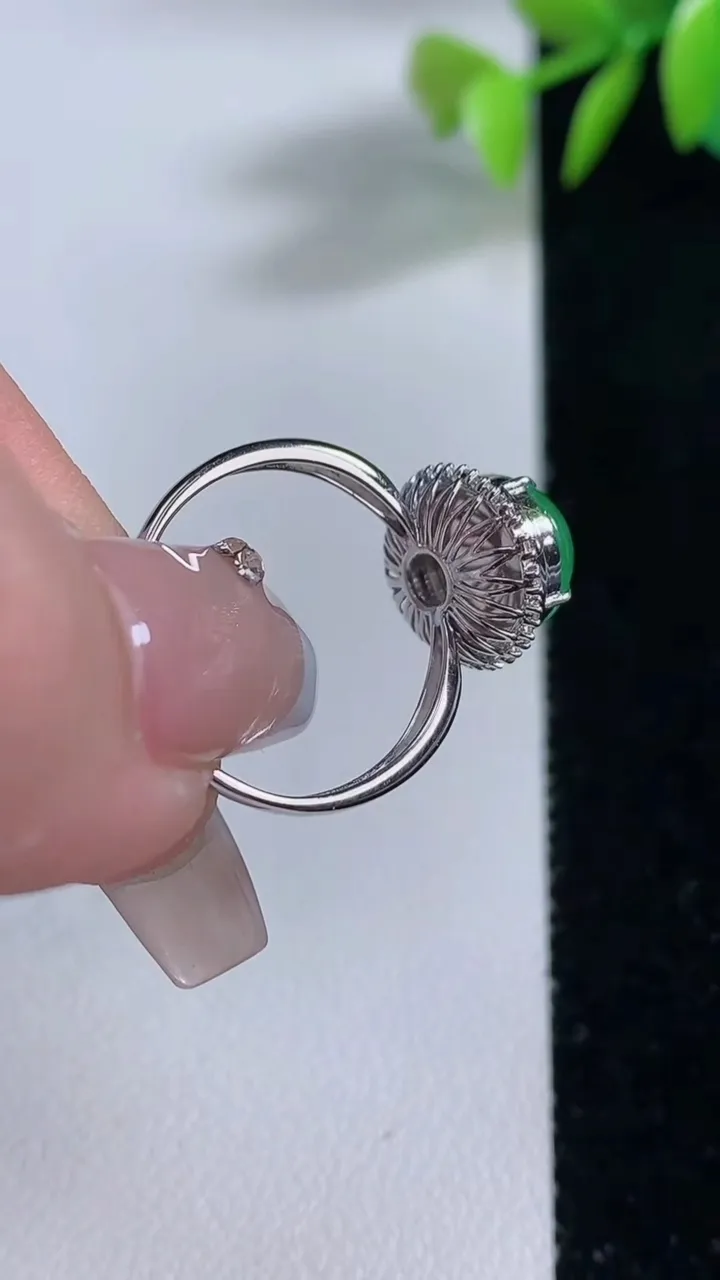 天然A货翡翠蛋面戒指，尺寸17.5-10.3-8.8-8，重量:2.81g2025年12月10日
工厂直销收藏佳品,种好水足，色泽均匀，有种有色，上手高大气！