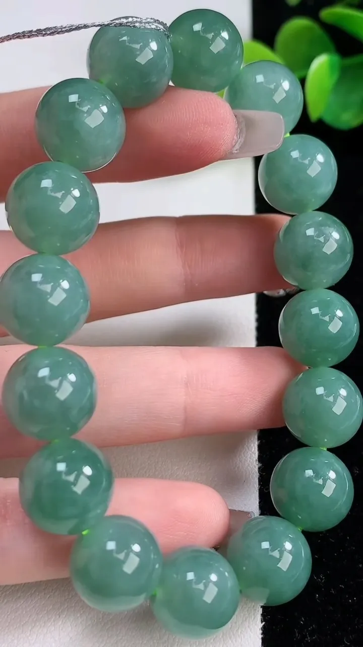 天然A货翡翠圆珠手串，尺寸12.3-16颗，重量:52.89g12月10日
工厂直销收藏佳品,种好水足，色泽均匀，有种有色，上手高大气！