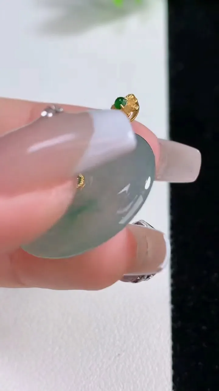 天然A货翡翠平安扣吊坠，尺寸25.3-5.2，重量:7.28g
12月10日