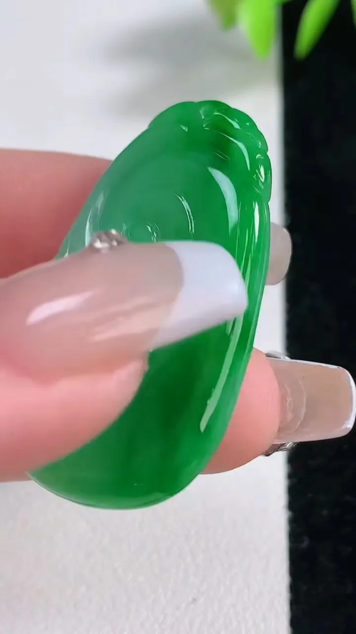 天然A货翡翠如意吊坠，尺寸38.5-22-4.6，重量:9.07g
12月10日