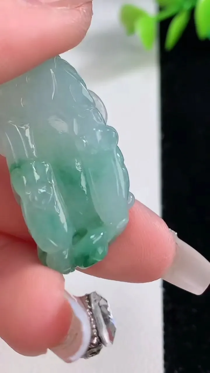 天然A货翡翠冰种飘花霸王貔貅吊坠，尺寸34.8-17-12，重量:15.85g
12月10日