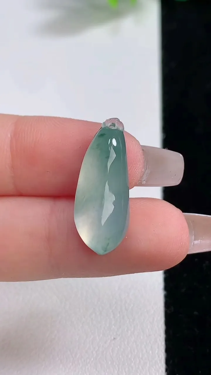 天然A货翡翠冰种飘花福瓜吊坠，尺寸23-9.2-5.4，重量:2.04g
12月10日