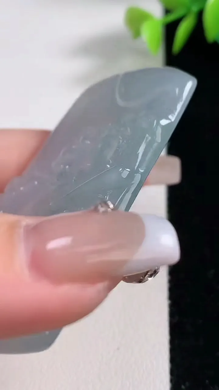 天然A货翡翠冰种飘花虚空藏菩萨吊坠，尺寸61-40.2-5.9，重量:30.91g
12月10日