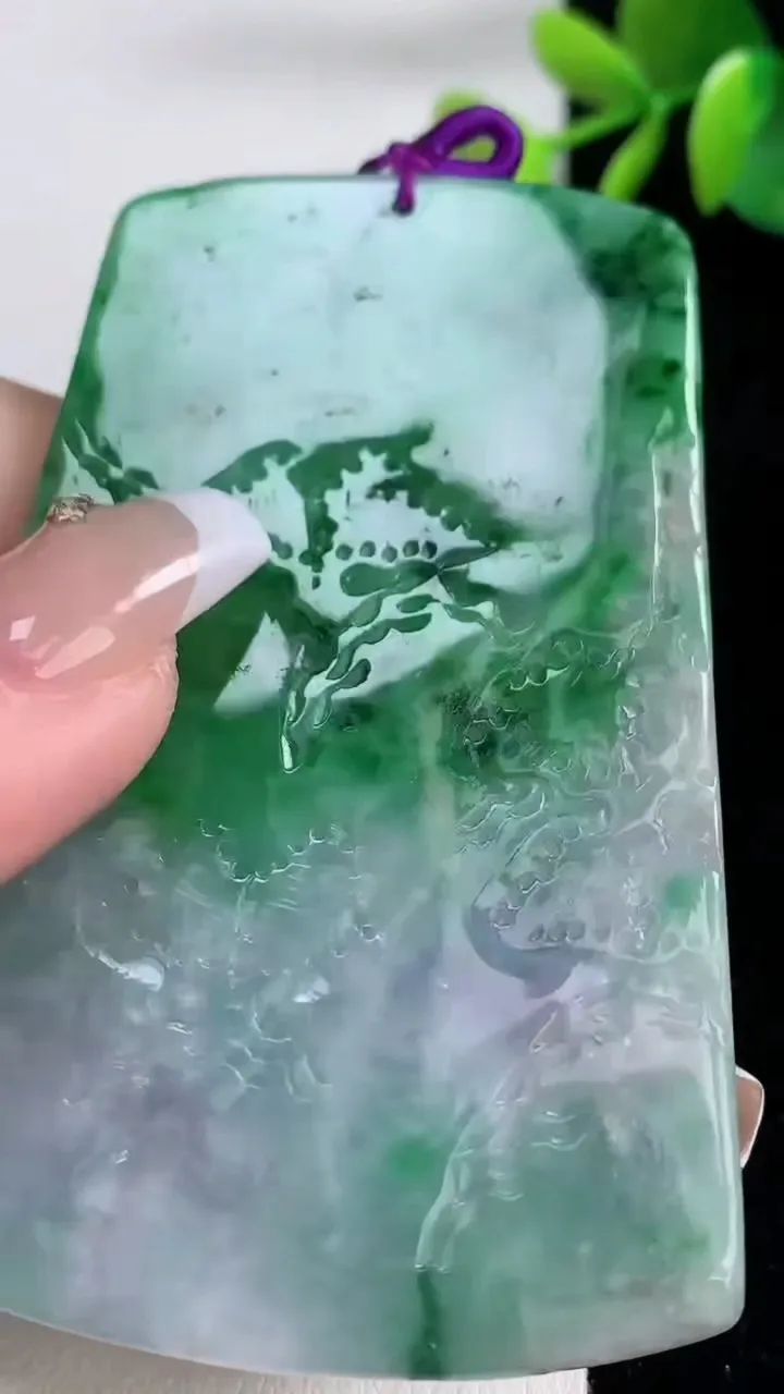 天然A货翡翠山水牌吊坠，尺寸72.4-47.5-6.2，重量:46.61g
12月10日