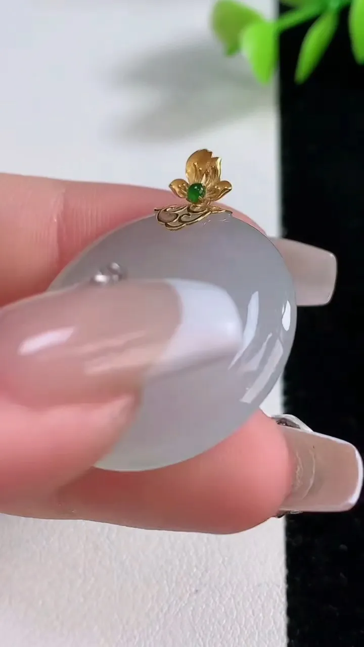 天然A货翡翠种白冰平安扣吊坠，尺寸28.5-5.6，重量:10.52g
12月10日