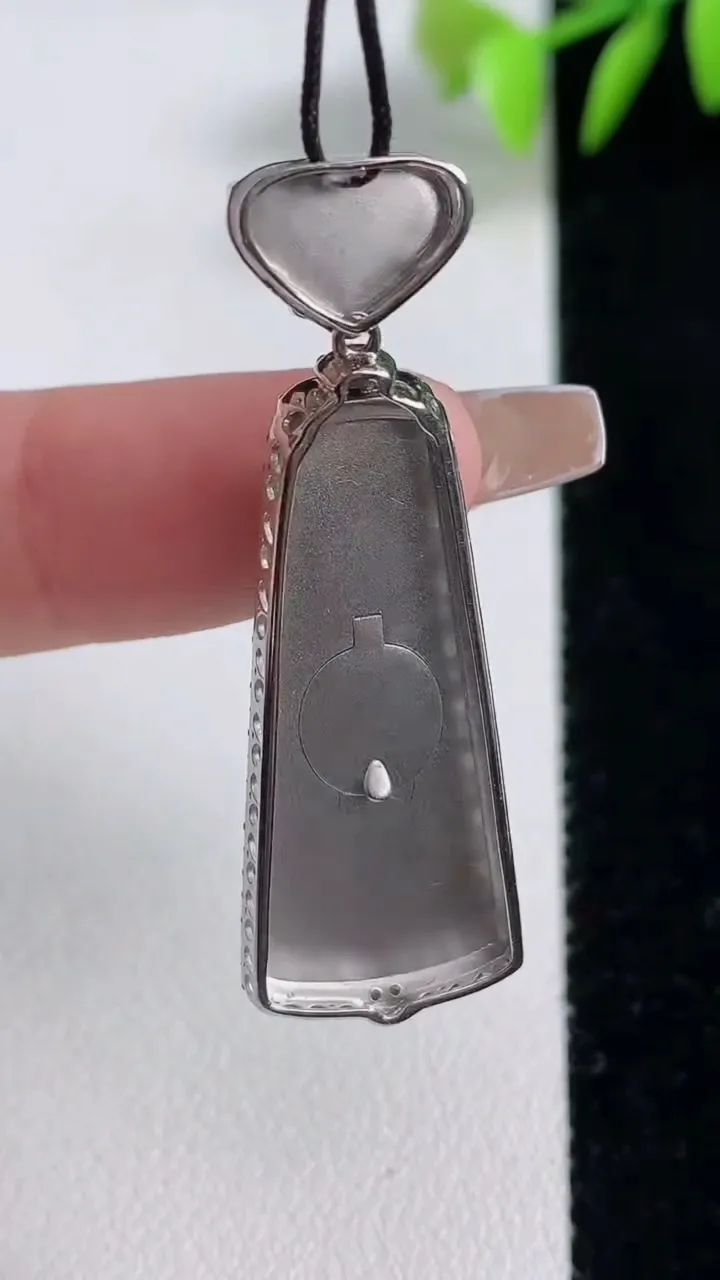 天然A货翡翠无事牌吊坠，尺寸42.3-14.2-4.9，裸石30.2-13重量:4.76g
12月10日