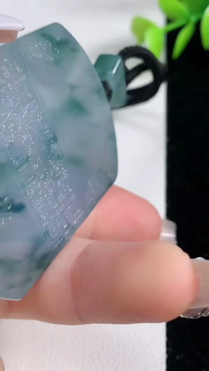 天然A货翡翠种飘花仿古无事牌吊坠，尺寸54.8-40.5-5.6，重量:40.91g
12月10日