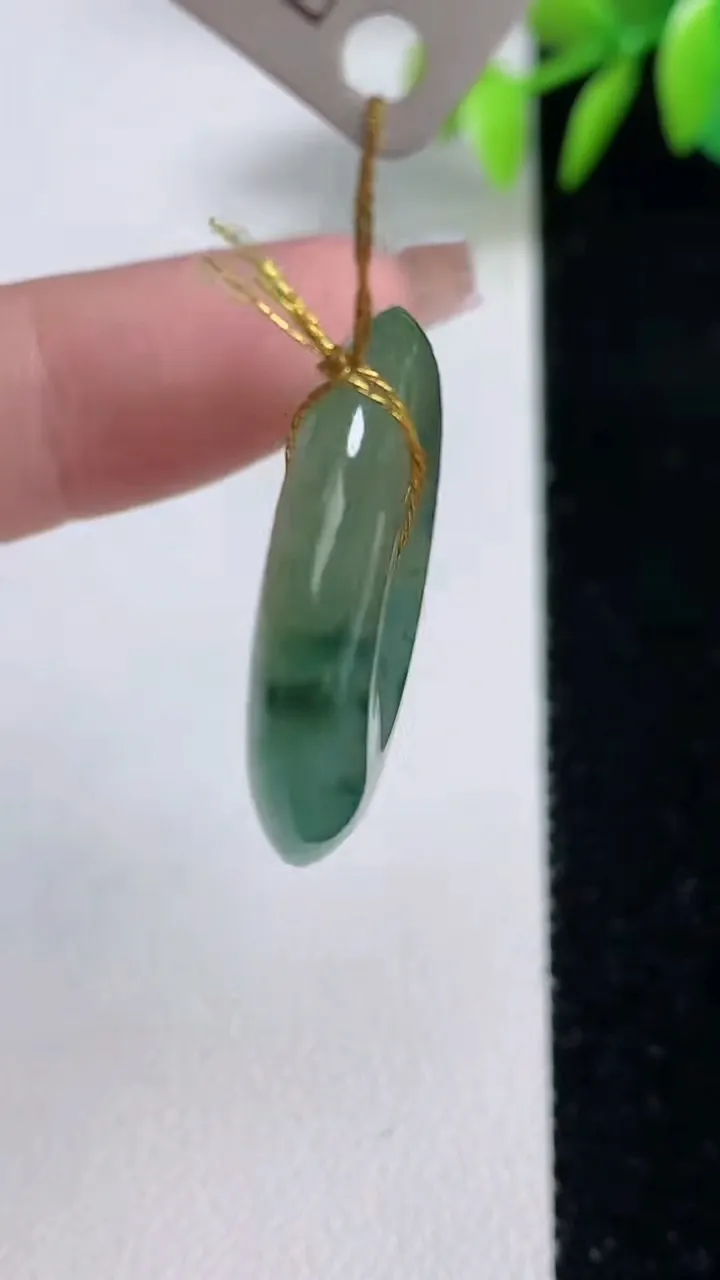 天然A货翡翠冰种飘花平安扣吊坠，尺寸26.8-5.2，重量:8.01g
12月10日