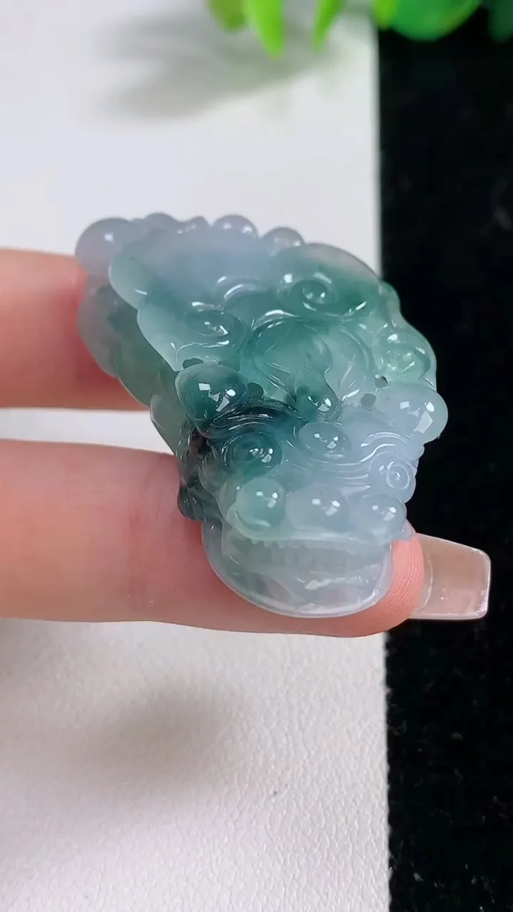 天然A货翡翠冰种飘花貔貅吊坠，尺寸42-23.2-11.2，重量:25.34g
12月10日