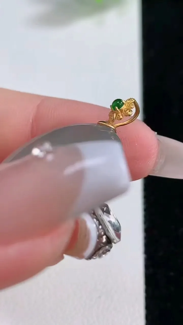 天然A货翡翠种飘花平安扣吊坠，尺寸25-5，重量:6.81g
12月10日