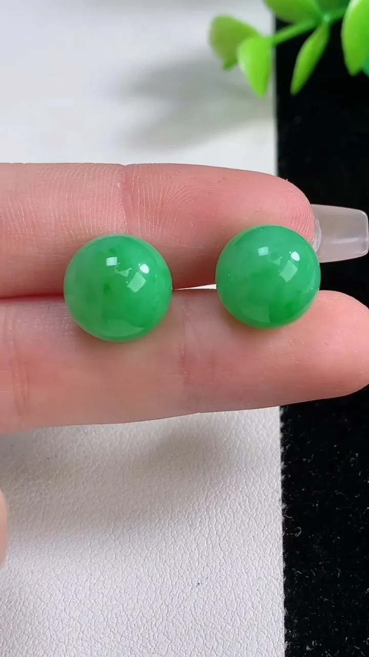 天然A货翡翠圆珠镶嵌件一对，尺寸11.4，重量:8.63g12月10日
工厂直销收藏佳品,种好水足，色泽均匀，有种有色，上手高大气！