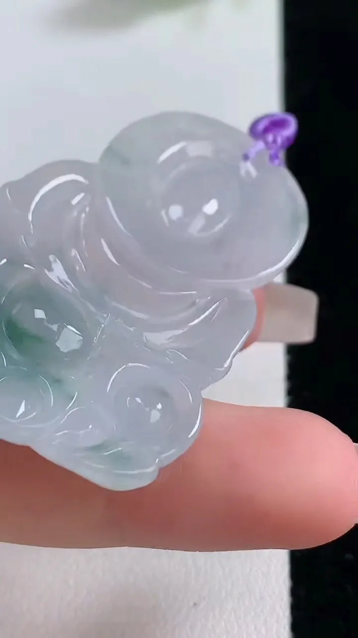 天然A货翡翠冰种飘花观音菩萨吊坠，尺寸46.7-33.4-6.4，重量:16.65g
12月10日