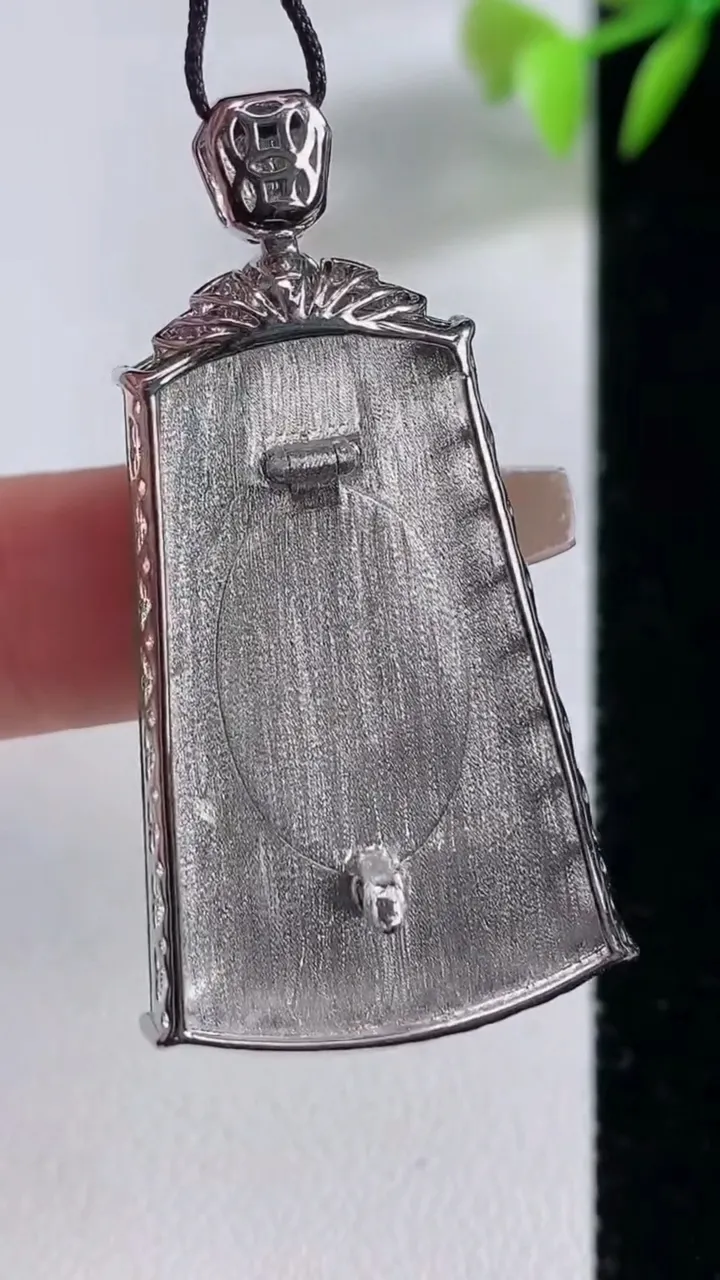 天然A货翡翠无事牌吊坠，尺寸43-33.7-21.4-5.9，重量:8.00g
12月10日