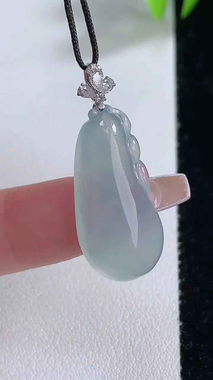 天然A货翡翠福瓜吊坠，尺寸26.6-12.6-5.4，重量:3.43g
12月10日