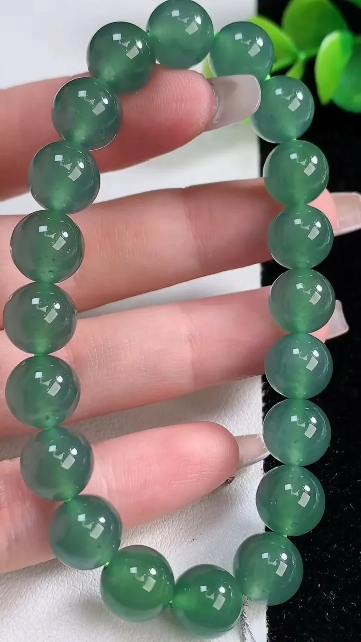 天然A货翡翠圆珠手串，尺寸9.6-20颗，重量:32.98g12月10日
工厂直销收藏佳品,种好水足，色泽均匀，有种有色，上手高大气！