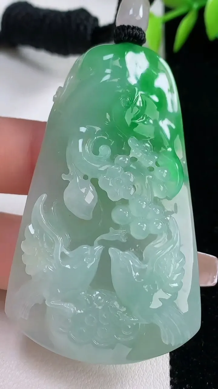 天然A货翡翠鸟语花香吊坠，尺寸62-37.2-9.4，重量:41.65g
12月10日