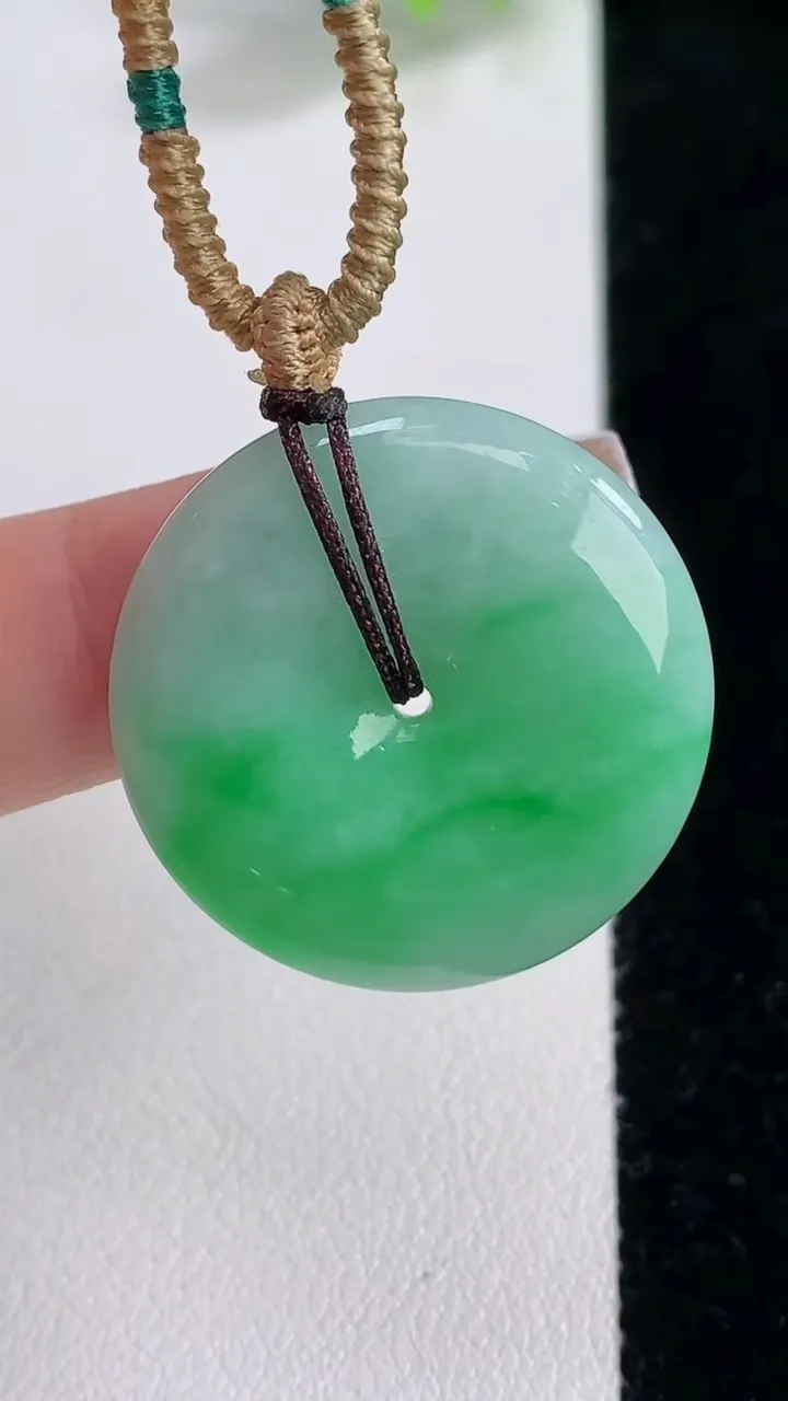 天然A货翡翠平安扣吊坠，尺寸27.4-5.4，重量:10.66g
12月10日