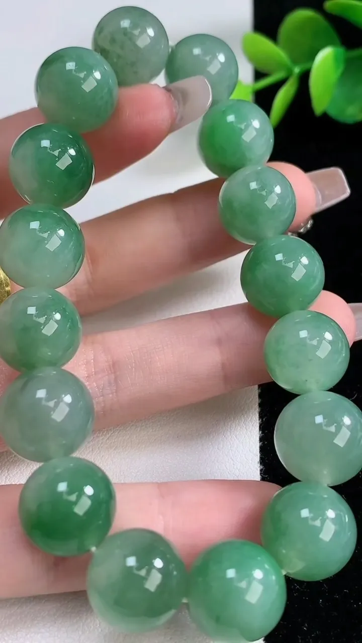 天然A货翡翠圆珠手串，尺寸13-16颗，重量:62.43g12月10日
工厂直销收藏佳品,种好水足，色泽均匀，有种有色，上手高大气！