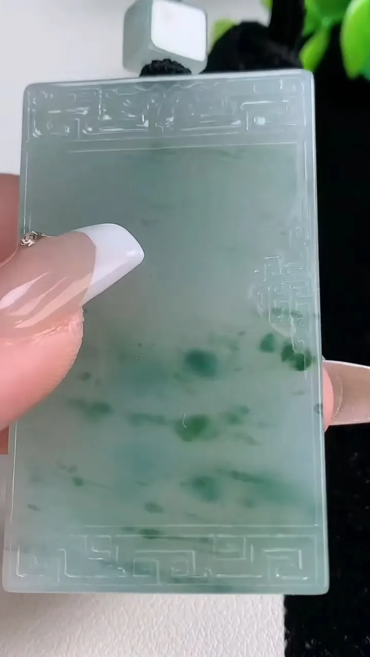 天然A货翡翠种飘花仿古无事牌吊坠，尺寸56.5-32.8-5.9，重量:41.44g
12月10日