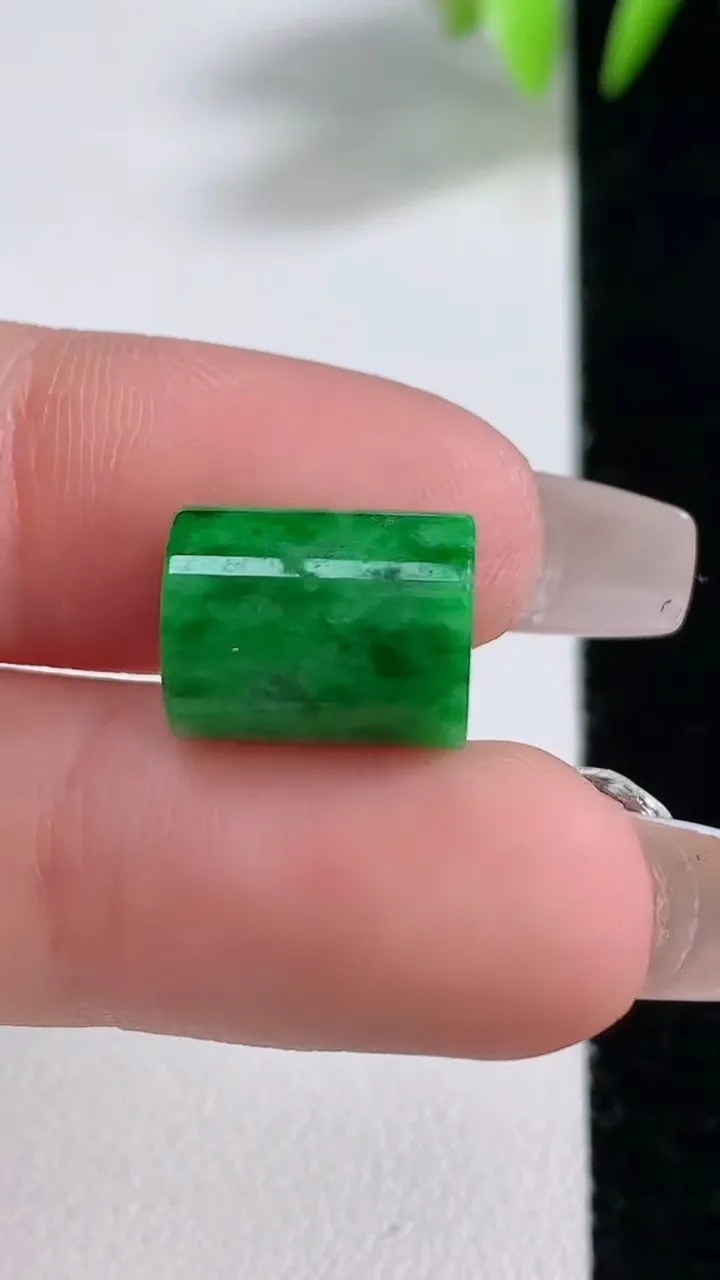 天然A货翡翠平安柱镶嵌件，尺寸11.8-9.4，重量:3.22g
12月10日