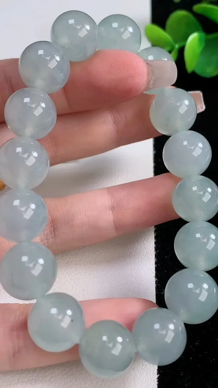 天然A货翡翠种白冰圆珠手串，尺寸12.8-16颗，重量:56.47g12月10日
工厂直销收藏佳品,