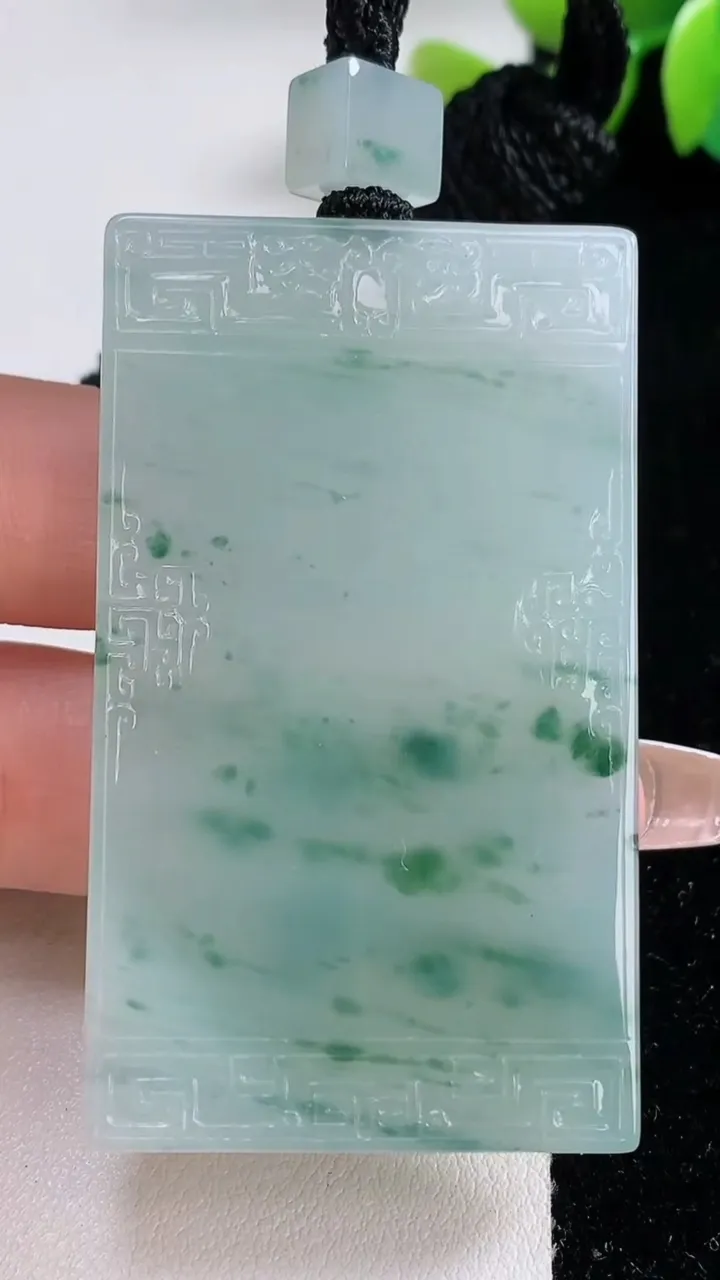 天然A货翡翠种飘花仿古无事牌吊坠，尺寸56.5-32.8-5.9，重量:41.44g
12月10日