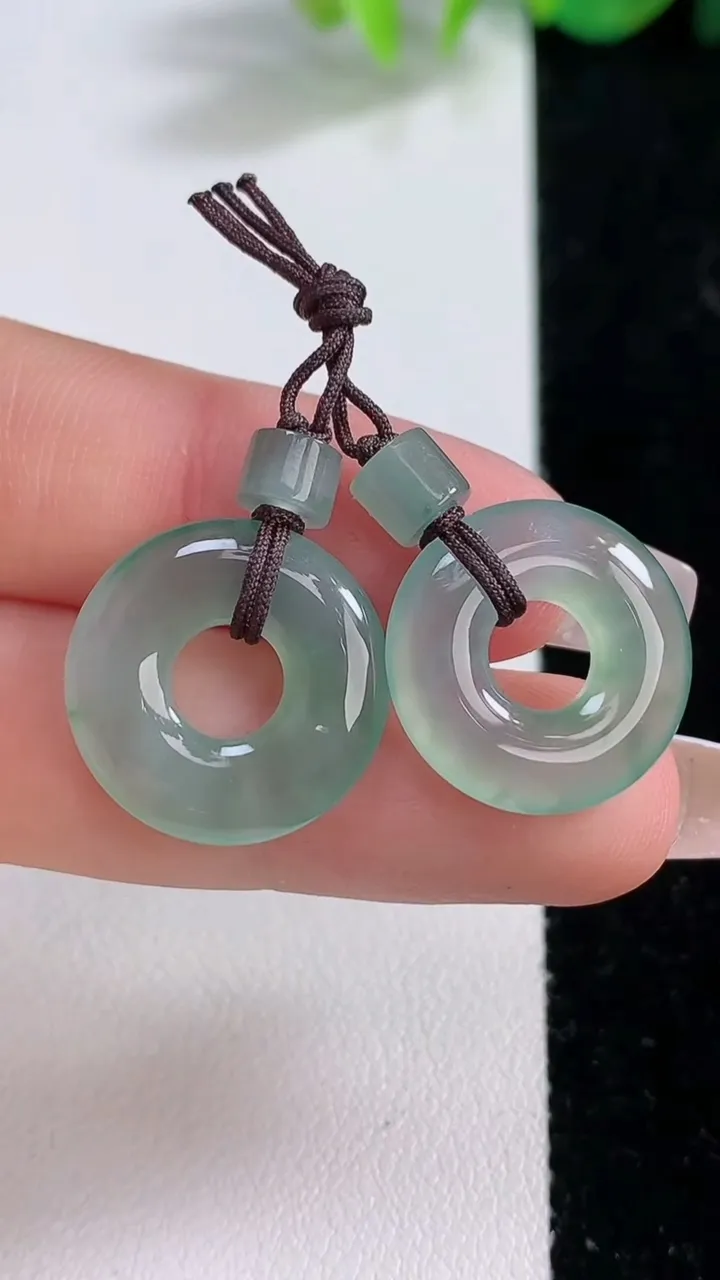 天然A货翡翠平安环吊坠一对，尺寸17-3.4，重量:5.25g
12月10日