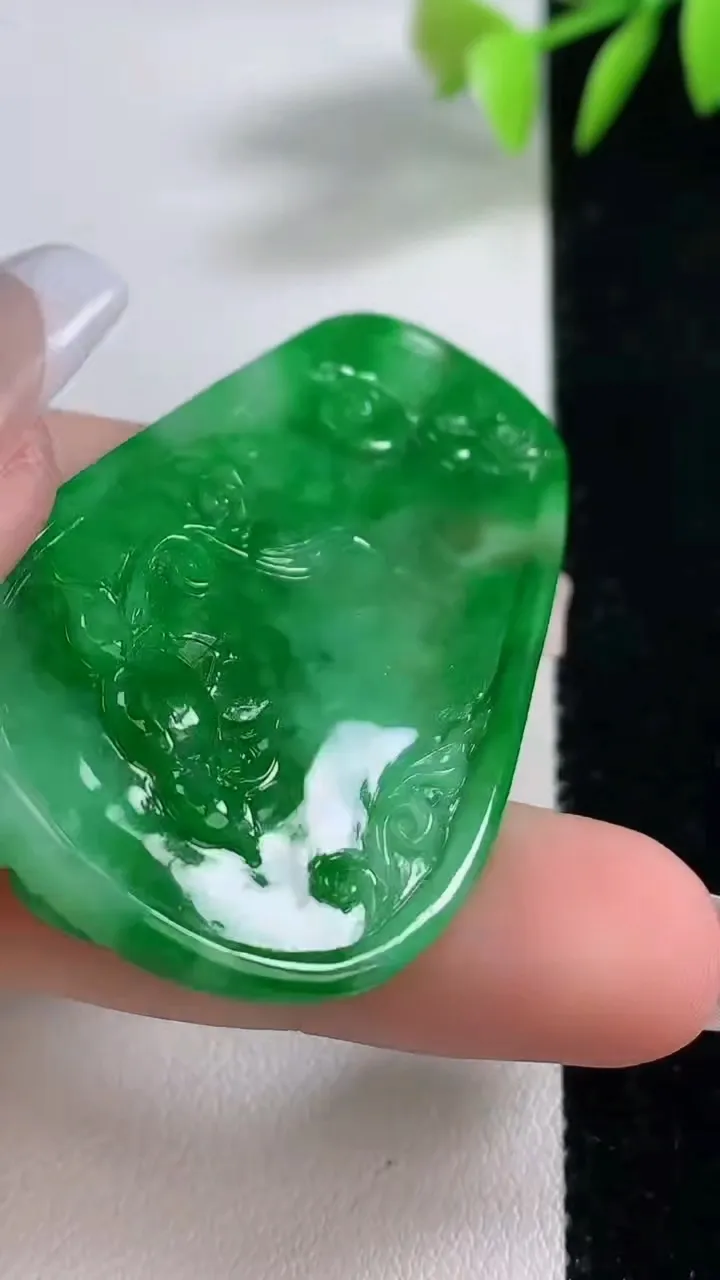 天然A货翡翠呱呱来财吊坠，尺寸52.7-31.4-6.8，重量:15.05g
12月10日