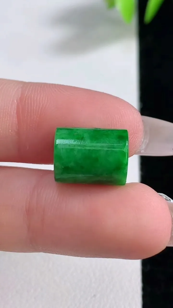天然A货翡翠平安柱镶嵌件，尺寸11.8-9.4，重量:3.22g
12月10日