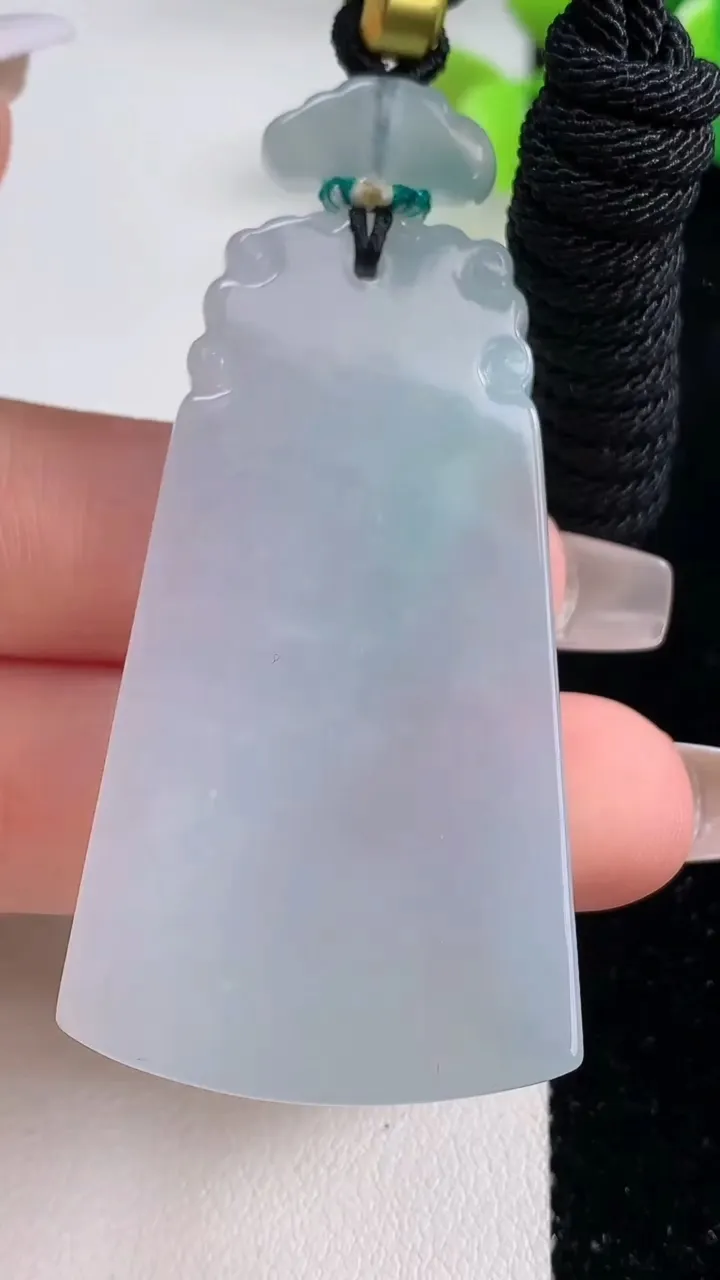 天然A货翡翠牌吊坠一对，尺寸52.2-28.2-5.6，重量:27.13g
12月10日