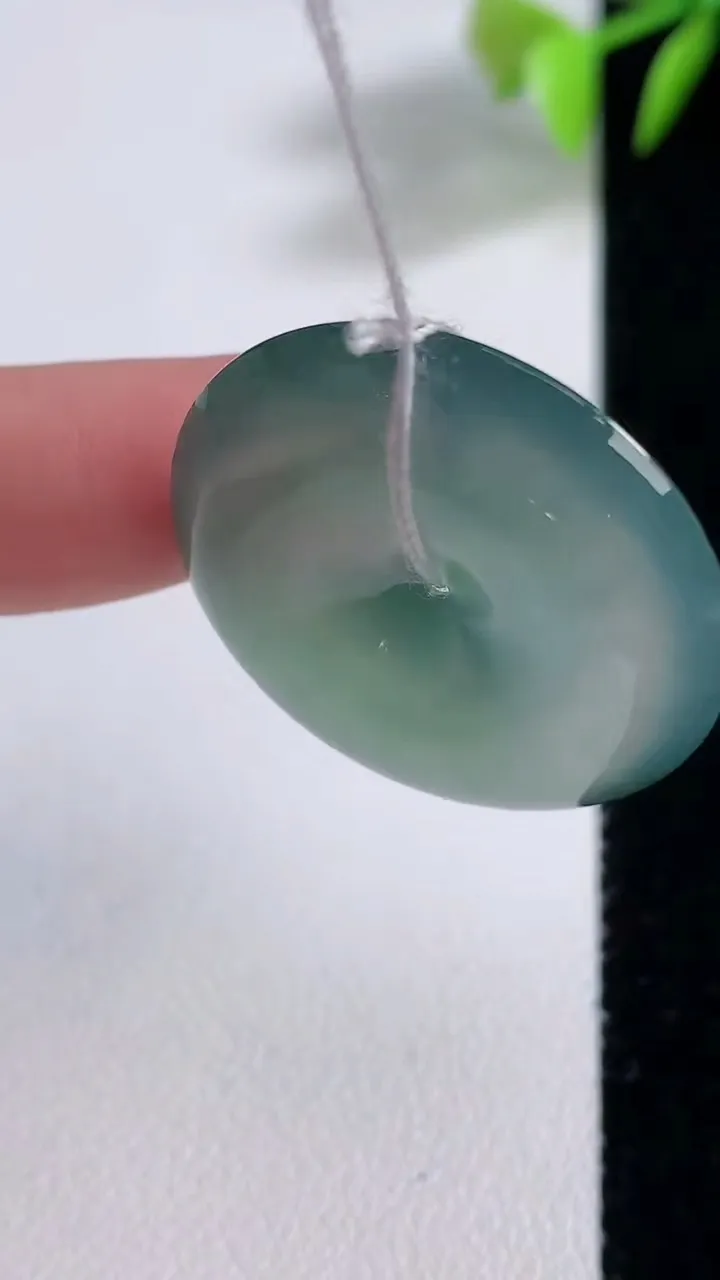 天然A货翡翠平安扣吊坠，尺寸27.8-6，重量:9.35g
12月10日