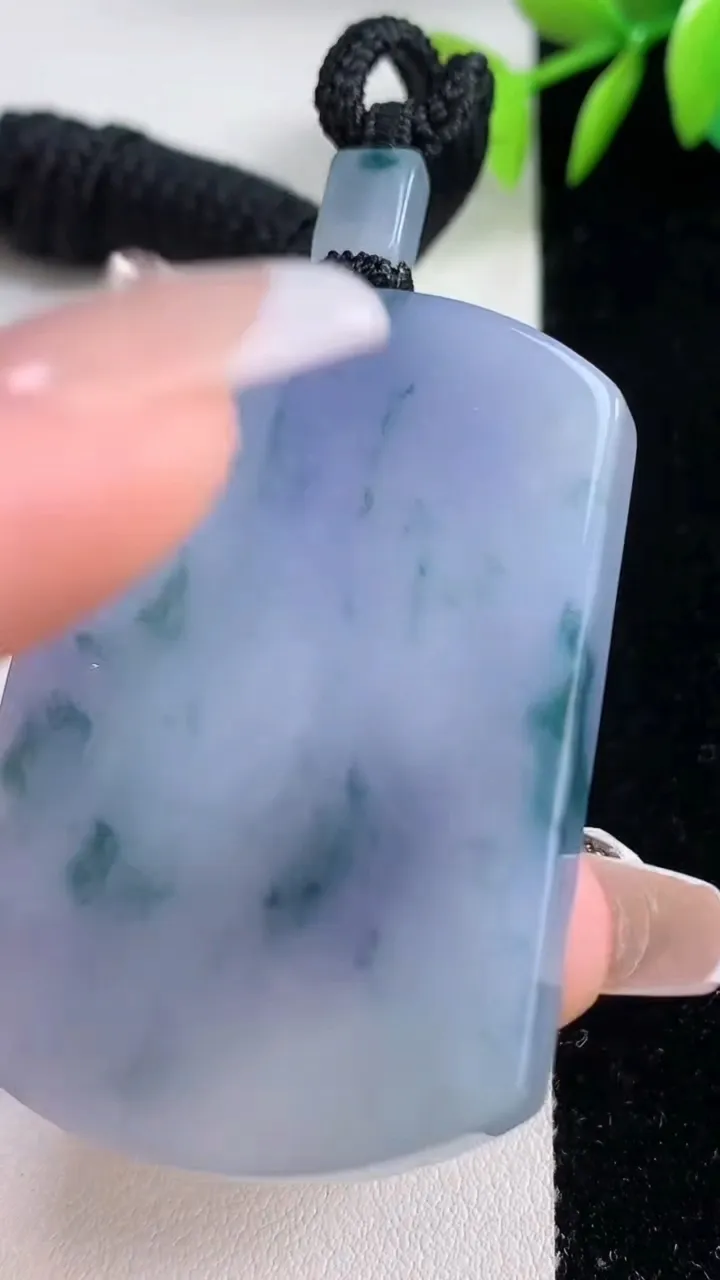 天然A货翡翠紫罗兰飘花无事牌吊坠，尺寸51.7-34.6-5.9，重量:36.51g
12月10日