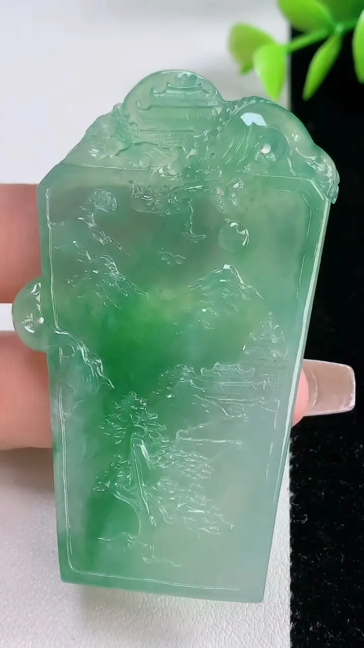 天然A货翡翠山水牌吊坠，尺寸64.8-45-5.3，重量:31.65g
12月10日