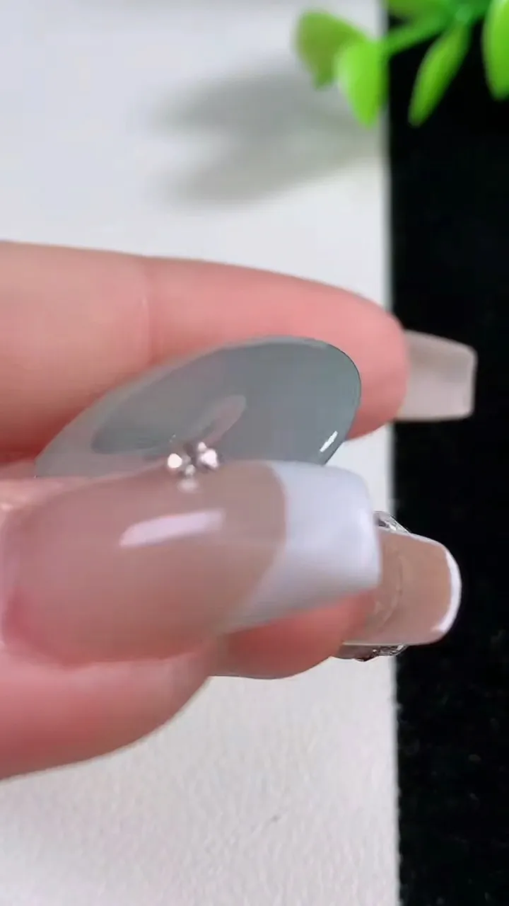 天然A货翡翠冰种飘花平安扣吊坠，尺寸25-4.7，重量:7.04g
12月10日