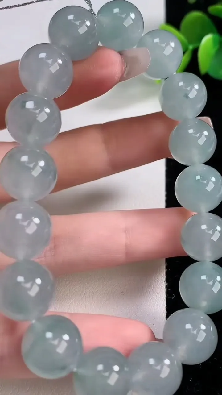 天然A货翡翠种飘花圆珠手串，尺寸12.4-17颗，重量:55.89g12月10日
工厂直销收藏佳品,种好水足，色泽均匀，有种有色，上手高大气！