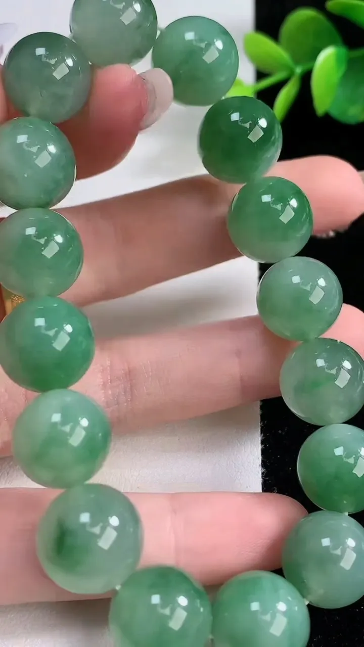 天然A货翡翠圆珠手串，尺寸13-16颗，重量:62.43g12月10日
工厂直销收藏佳品,种好水足，色泽均匀，有种有色，上手高大气！