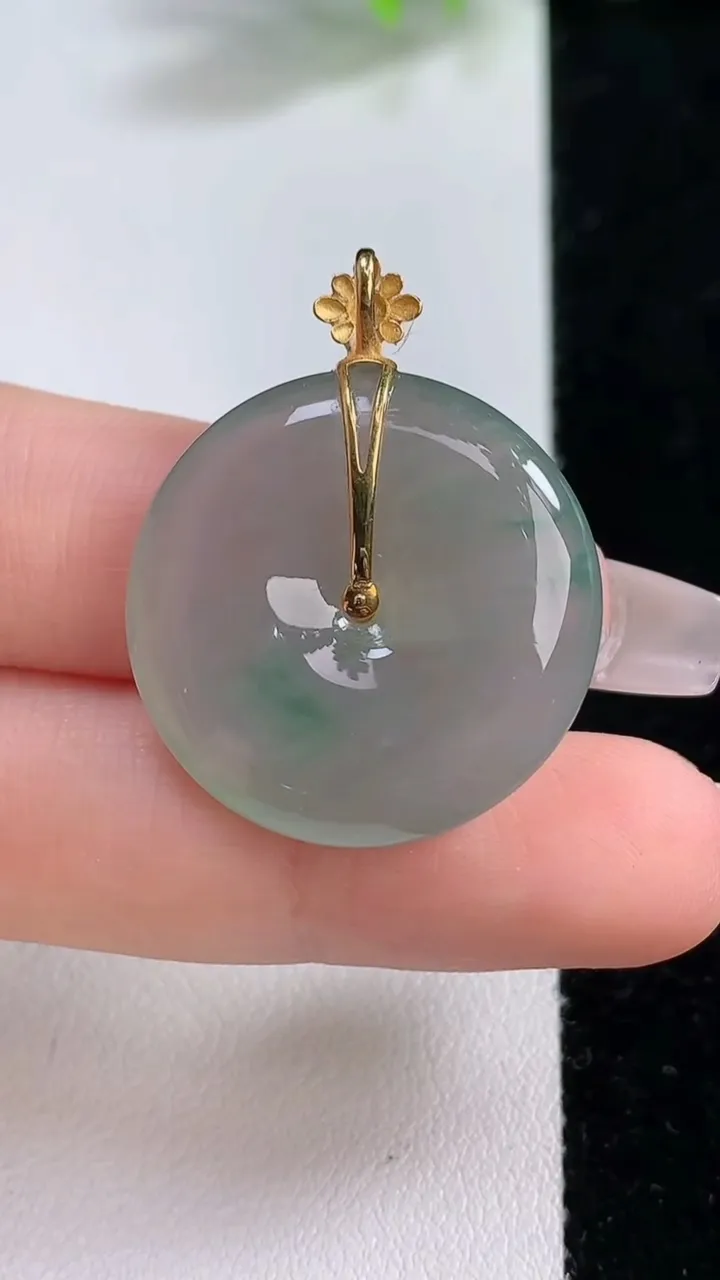 天然A货翡翠平安扣吊坠，尺寸25.3-5.2，重量:7.28g
12月10日