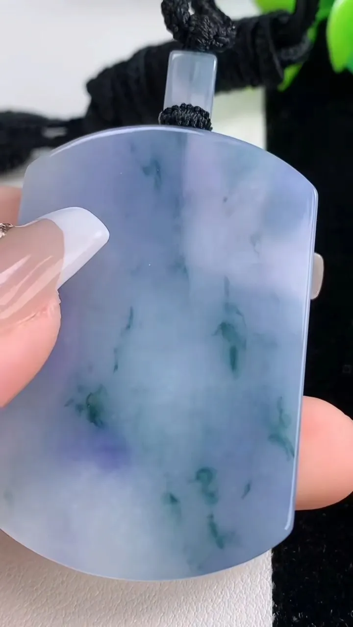 天然A货翡翠紫罗兰飘花无事牌吊坠，尺寸51.7-34.6-5.9，重量:36.51g
12月10日