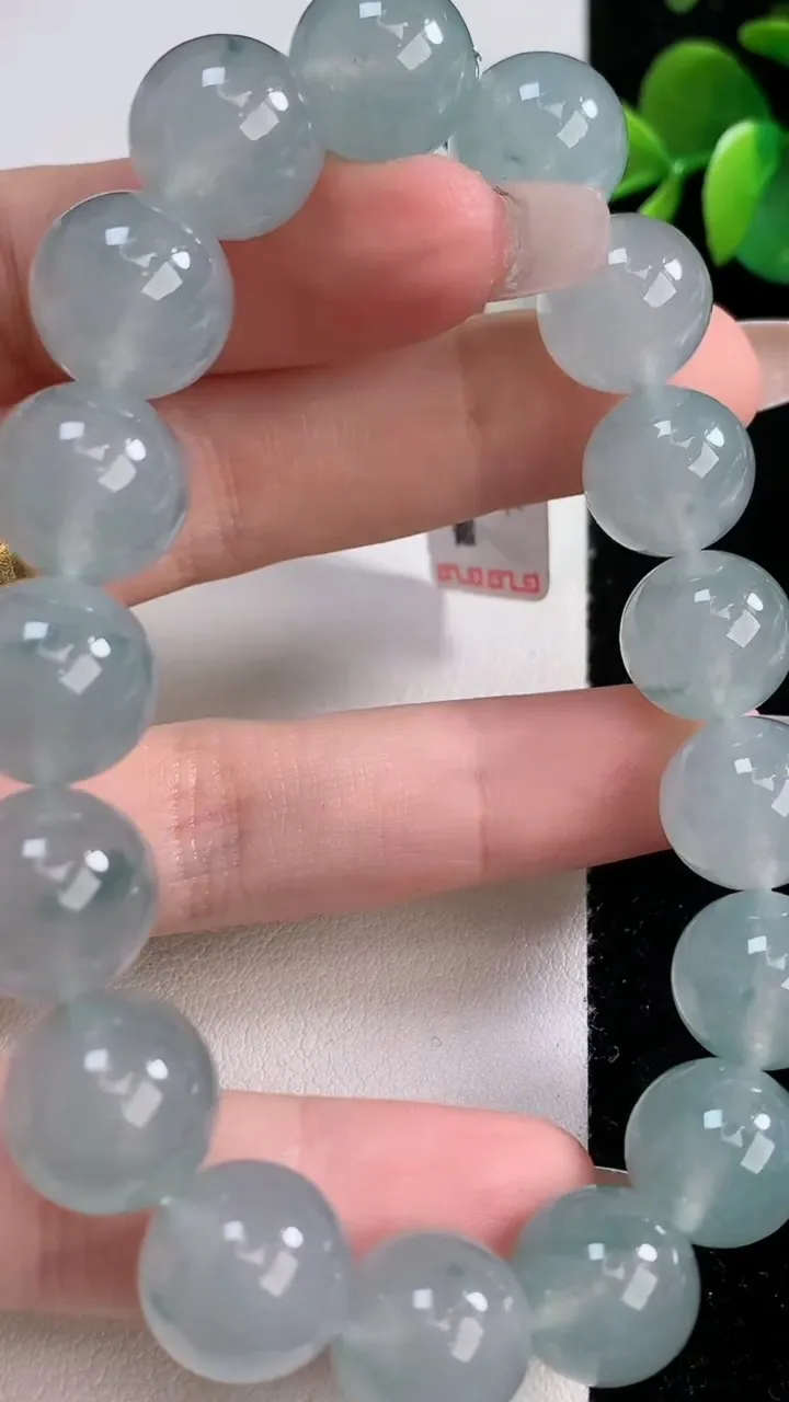 天然A货翡翠种飘花圆珠手串，尺寸12.4-17颗，重量:55.89g12月10日
工厂直销收藏佳品,种好水足，色泽均匀，有种有色，上手高大气！