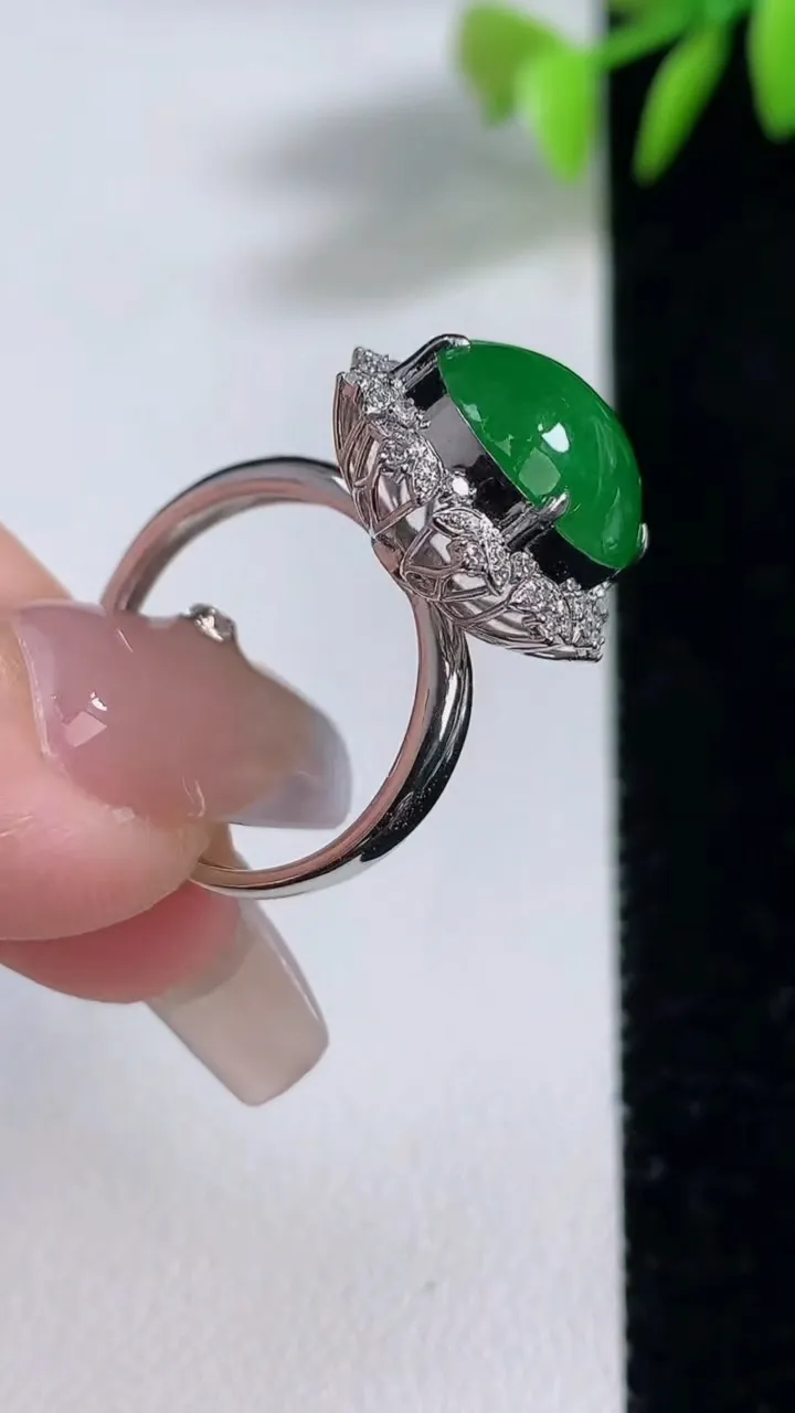 天然A货翡翠蛋面戒指，尺寸17.5-12.6-11.6-11.3，重量:4.52g2025年12月10日
工厂直销收藏佳品,种好水足，色泽均匀，有种有色，上手高大气！