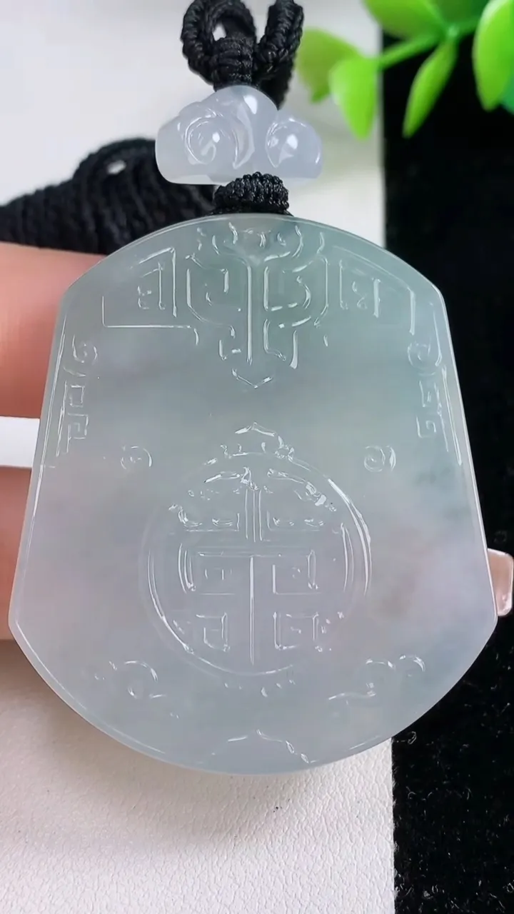 天然A货翡翠仿古无事牌吊坠，尺寸48.8-42.6-5.6，重量:34.96g
12月10日