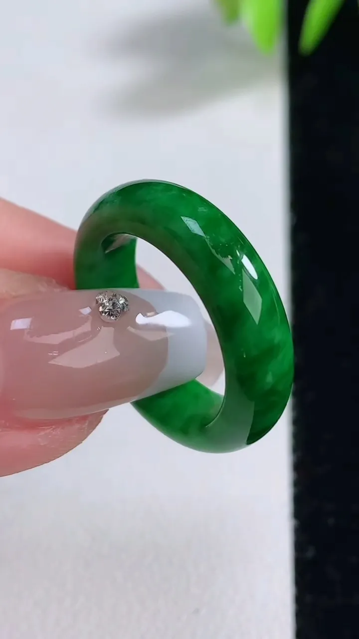 天然A货翡翠指环戒指，尺寸17.2-5-3，重量:3.91g2025年12月10日
工厂直销收藏佳品,种好水足，色泽均匀，有种有色，上手高大气！