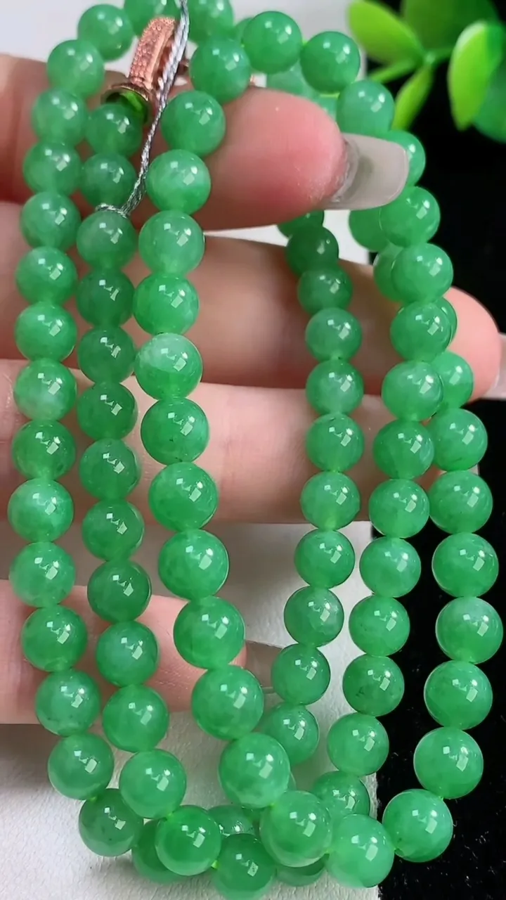 天然A货翡翠圆珠项链，尺寸5.4-91颗，重量:38.37g12月10日
工厂直销收藏佳品,种好水足，色泽均匀，有种有色，上手高大气！