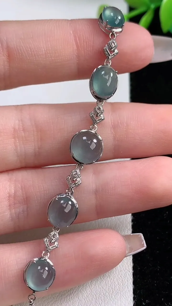 天然A货翡翠种蓝水蛋面手链，尺寸7.5-4.6，重量:3.51g
12月10日